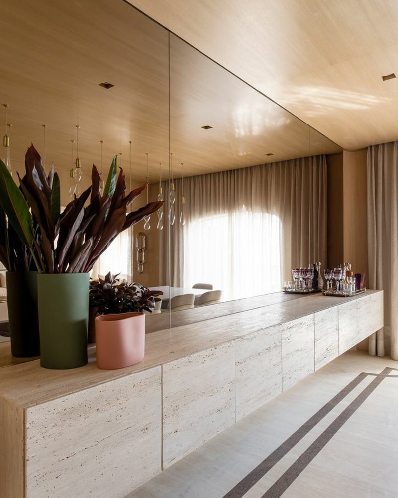 Parede de espelho em sala de jantar chique